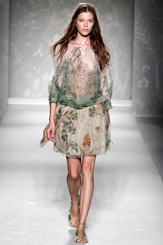 BST xuân hè 2011 của Alberta Ferretti - 9