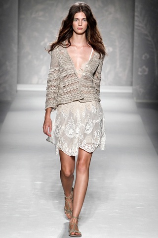 BST xuân hè 2011 của Alberta Ferretti - 10