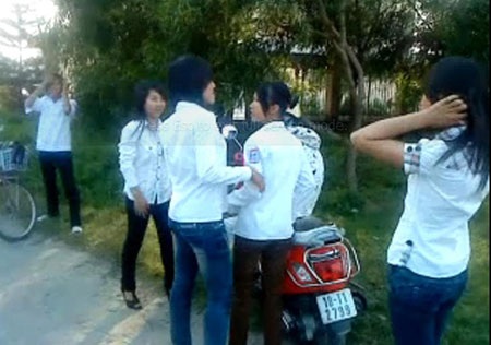 Nữ sinh bị đánh hội đồng bằng gậy - 1 Nữ sinh bị đánh hội đồng bằng gậy - 1