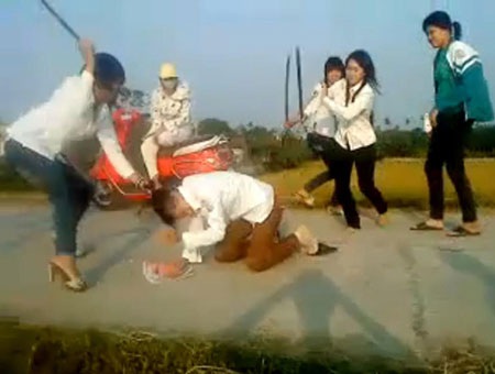 Nữ sinh bị đánh hội đồng bằng gậy - 2 Nữ sinh bị đánh hội đồng bằng gậy - 2