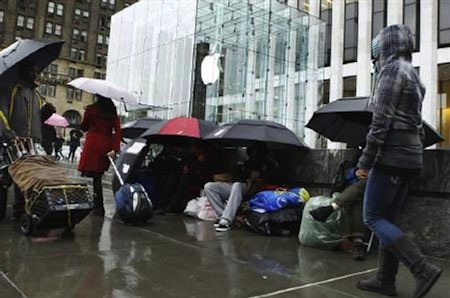 iPad 2 được hàng ngàn người đón chào trong ngày “lên kệ” - 1