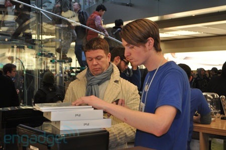 iPad 2 được hàng ngàn người đón chào trong ngày “lên kệ” - 14