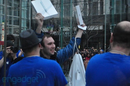 iPad 2 được hàng ngàn người đón chào trong ngày “lên kệ” - 16