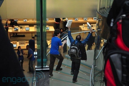 iPad 2 được hàng ngàn người đón chào trong ngày “lên kệ” - 17