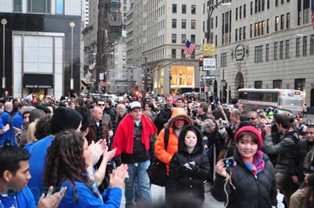 iPad 2 được hàng ngàn người đón chào trong ngày “lên kệ” - 7