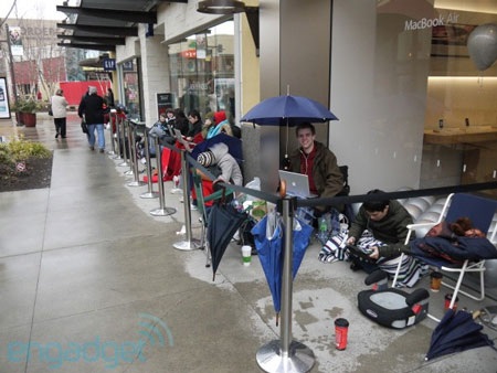 iPad 2 được hàng ngàn người đón chào trong ngày “lên kệ” - 8