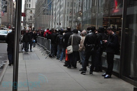 iPad 2 được hàng ngàn người đón chào trong ngày “lên kệ” - 9