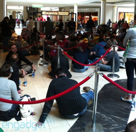 iPad 2 được hàng ngàn người đón chào trong ngày “lên kệ” - 6