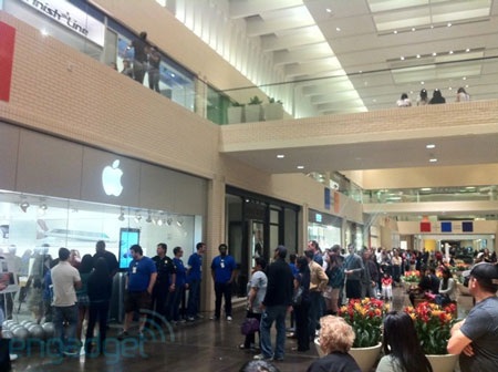iPad 2 được hàng ngàn người đón chào trong ngày “lên kệ” - 2