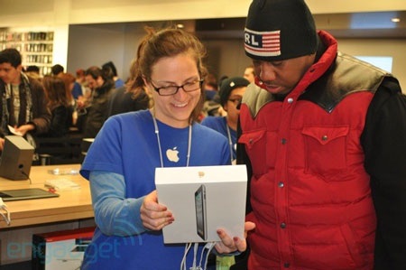 iPad 2 được hàng ngàn người đón chào trong ngày “lên kệ” - 15