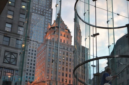 iPad 2 được hàng ngàn người đón chào trong ngày “lên kệ” - 5