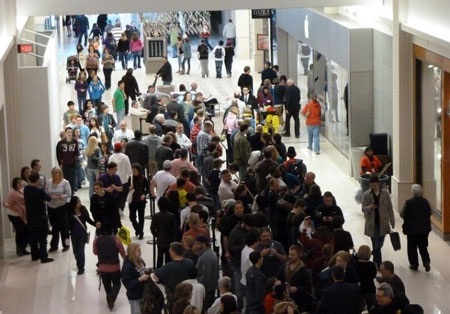 iPad 2 được hàng ngàn người đón chào trong ngày “lên kệ” - 11