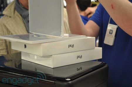 iPad 2 được hàng ngàn người đón chào trong ngày “lên kệ” - 12