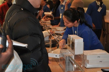 iPad 2 được hàng ngàn người đón chào trong ngày “lên kệ” - 13