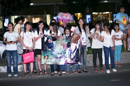 Vợ chồng Phạm Văn Phương đẹp đôi xuất hiện tại TPHCM - 6 Vợ chồng Phạm Văn Phương đẹp đôi xuất hiện tại TPHCM - 6