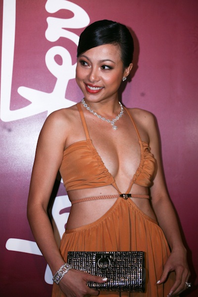 Váy xẻ quá táo bạo của Ngô Mỹ Uyên - 3