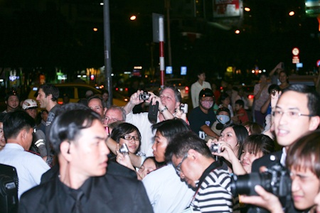 Vợ chồng Phạm Văn Phương đẹp đôi xuất hiện tại TPHCM - 5 Vợ chồng Phạm Văn Phương đẹp đôi xuất hiện tại TPHCM - 5