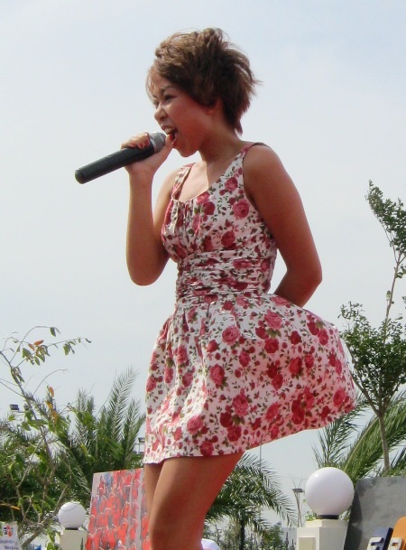 Thảo Trang “xấu lạ” vừa diễn vừa... giữ váy - 2