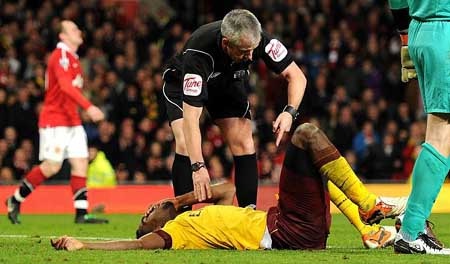 Mất hậu vệ Djourou đến hết mùa, Arsenal thêm đau - 1