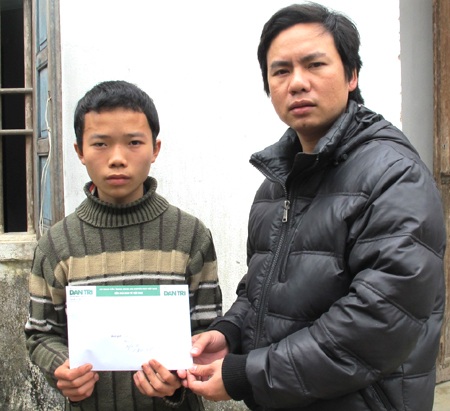 Mẹ con chị Võ Thị Tý xúc động đón nhận quà bạn đọc  - 1