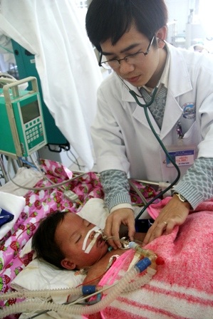 Bé 3 tuổi nhiễm trùng huyết đang rất nguy kịch - 2