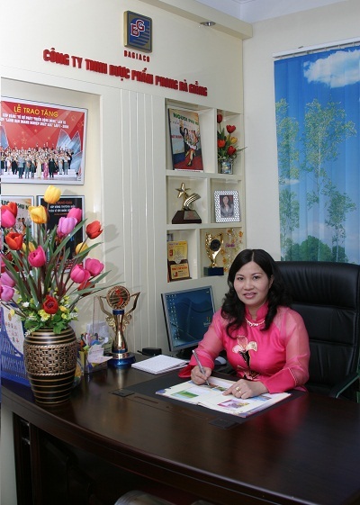 Dược sĩ Lê Thị Bình ba năm liên tiếp được nhận Bông Hồng Vàng  - 1