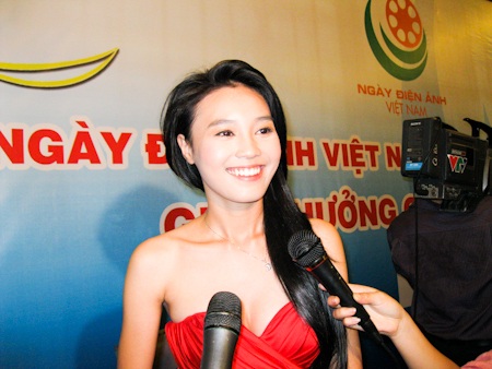 Video: Phỏng vấn “chớp nhoáng” Lan Ngọc sau cánh gà - 3