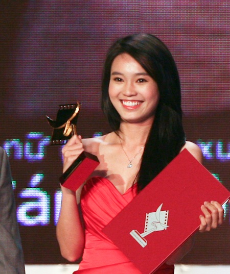 Video: Phỏng vấn “chớp nhoáng” Lan Ngọc sau cánh gà - 1