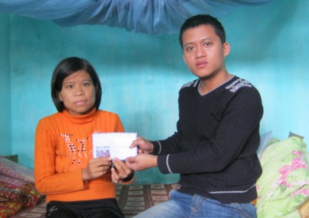 Cô thợ may một mình chạy thận nhận quà nhân ái - 1 Cô thợ may một mình chạy thận nhận quà nhân ái - 1