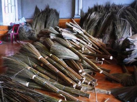 Đưa chổi đót “xuất ngoại” - 3