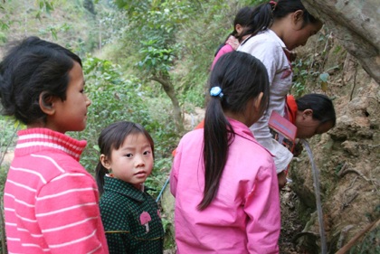 Bạn đọc sẻ chia cùng thầy cô giáo trường tiểu học Nà Ca “cõng chữ lên non” - 1