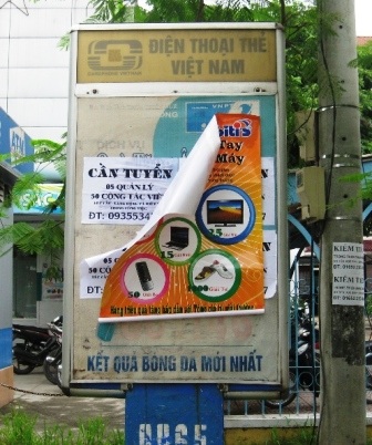 Thắp hương, vứt rác trong... trạm điện thoại công cộng - 2