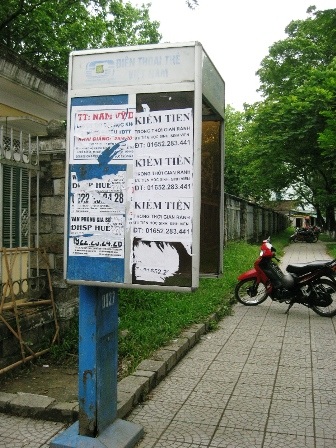 Thắp hương, vứt rác trong... trạm điện thoại công cộng - 1