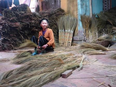 Đưa chổi đót “xuất ngoại” - 2