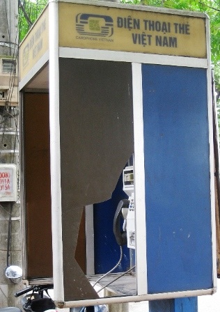Thắp hương, vứt rác trong... trạm điện thoại công cộng - 5