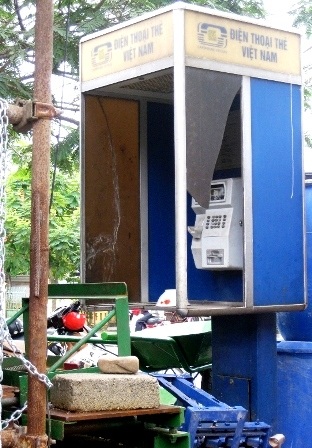 Thắp hương, vứt rác trong... trạm điện thoại công cộng - 6