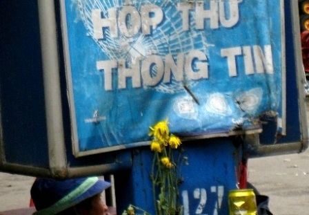 Thắp hương, vứt rác trong... trạm điện thoại công cộng - 7