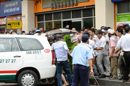 Phê ma túy, nam thanh niên đòi cắt cổ nữ nhân viên nhà sách - 1