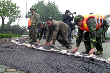 Đặc công nước đội mưa diễn tập dẫn dắt cụ Rùa - 1