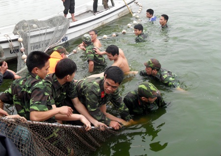 Đặc công nước đội mưa diễn tập dẫn dắt cụ Rùa - 8