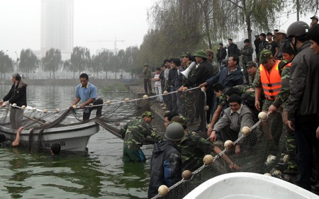 Đặc công nước đội mưa diễn tập dẫn dắt cụ Rùa - 9