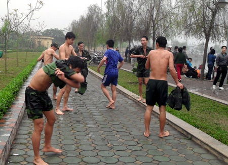 Đặc công nước đội mưa diễn tập dẫn dắt cụ Rùa - 11