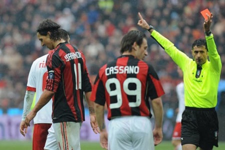 Bị treo giò ba trận, Ibra lỡ trận derby thành Milan - 1
