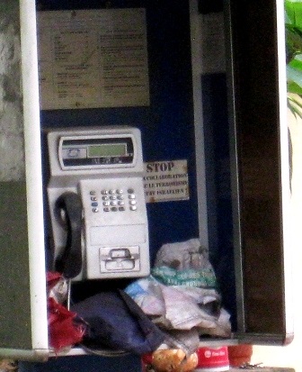 Thắp hương, vứt rác trong... trạm điện thoại công cộng - 4