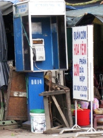 Thắp hương, vứt rác trong... trạm điện thoại công cộng - 3