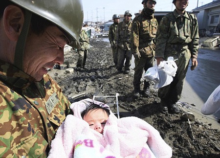 Bé gái 4 tháng tuổi sống sót 3 ngày sau động đất - 1