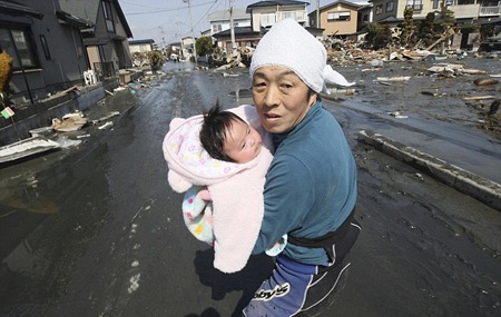 Bé gái 4 tháng tuổi sống sót 3 ngày sau động đất - 2