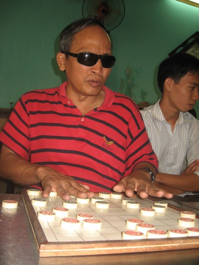 Kỳ thủ mù với cách chơi “cờ tưởng” độc đáo - 2 Kỳ thủ mù với cách chơi “cờ tưởng” độc đáo - 2