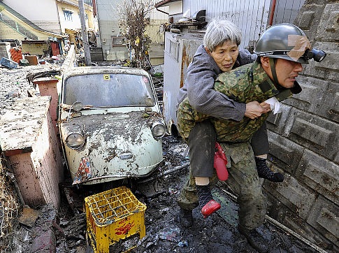 Lo sợ phóng xạ, người Nhật tích trữ thực phẩm, sơ tán khỏi Tokyo - 1 Lo sợ phóng xạ, người Nhật tích trữ thực phẩm, sơ tán khỏi Tokyo - 1
