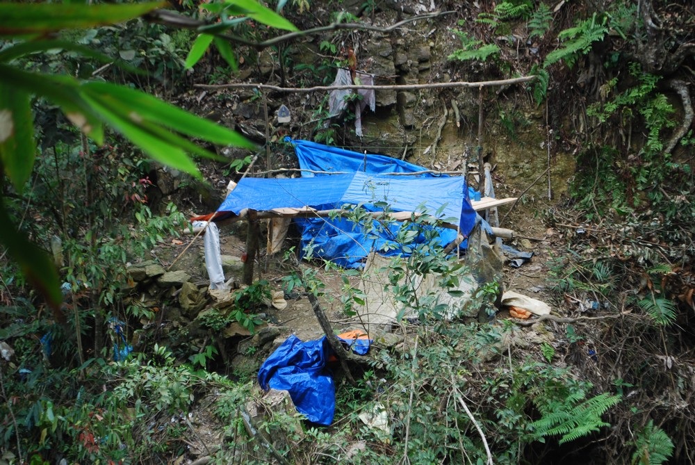 “Vàng tặc” và những hầm lò khai thác... rợn người - 3 “Vàng tặc” và những hầm lò khai thác... rợn người - 3